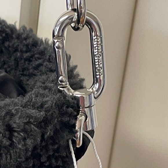 New LULULEMON Crossbody Fleece Bucket Bag 2.5L in Black Sherpa - Picture 7 of 10